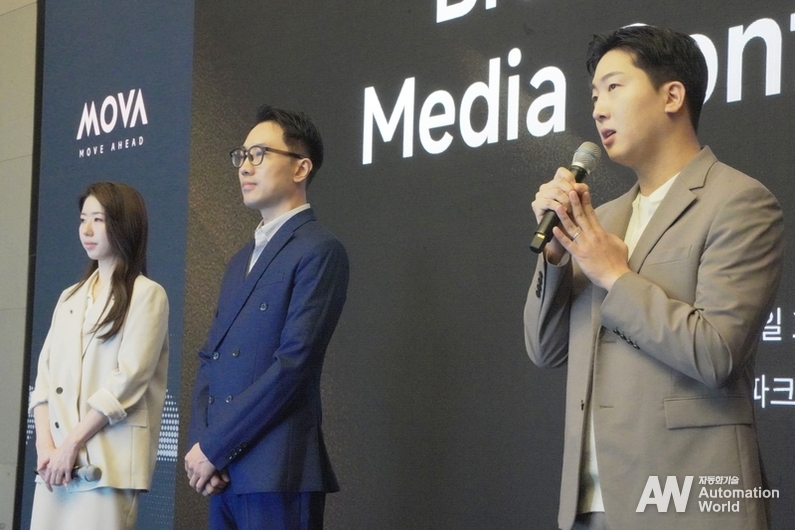 (왼쪽부터) 백민경 모바 한국 마케팅 매니저, 브랜든 리 총괄, 이상엽 리더가 한국 프리미엄 로봇 청소기 시장 공략에 앞서 청사진을 전했다.