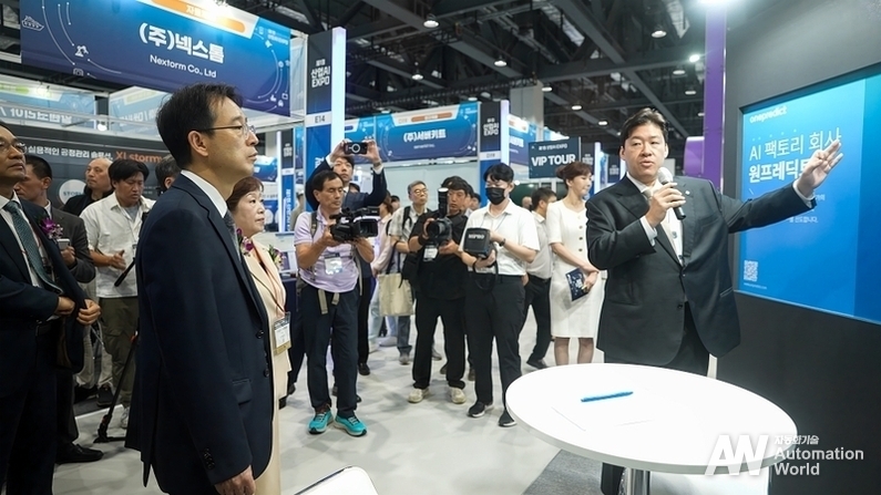 원프레딕트 성민석 부사장이 VIP 순람 세션에서 자사 부스 소개를 진행하고 있다. (출처:원프레딕트)