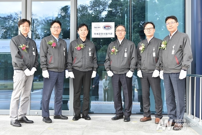 LS일렉트릭 ‘R-센터’가 KOLAS로부터 공인시험기관 인정을 취득, 22일 시험기관 현판식을 가졌다. (왼쪽 두 번 째부터) 서장철 전력개발본부 최고기술책임자(CTO) 상무, 오재석 생산·R&D 총괄 최고운영책임자(COO) 사장, 이상준 자동화 COO 전무