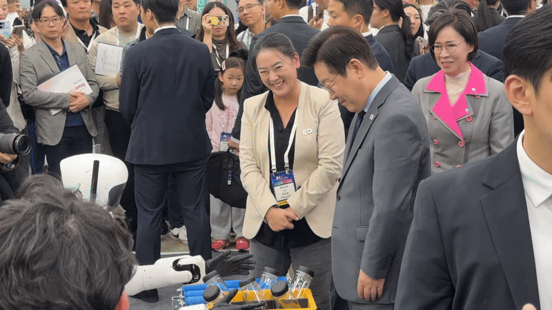 이 대통령이 앨리스 M1과 협동 작업하는 모습을 연출하고 있다. (촬영·편집 : 최재규 기자)