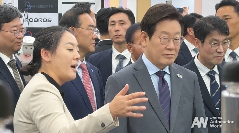 이재명 대통령이 ‘2025 미래혁신기술박람회(FIX 2025)' 에이로봇 부스를 방문했다. 사진은 엄윤설 에이로봇 대표(좌)가 이 대통령(우)에게 자사 로봇에 대해 설명하는 모습. (사진: 최재규 기자)