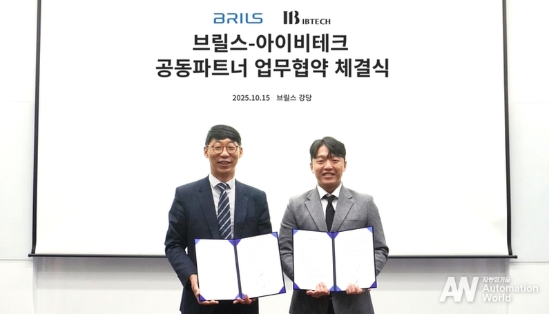 전진 브릴스 대표이사(좌)와 김진우 아이비테크 대표(우)가 양사 협력 기반 로봇 활용 영역 확대를 추진한다. (출처 : 브릴스)