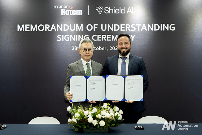 퀀텀에어로·현대로템·쉴드AI 3사가 국방 드론 기술을 고도화하는 데 뜻을 함께했다. 사진은 이정엽 현대로템 부사장(좌)과 마이크 한린(Mike Hanlin) 쉴드AI 글로벌 전략 및 사업개발 총괄이 경기 고양시 소재 전시장 킨텍스(KINTEX)에서 개막한 ‘2025 서울 국제 항공우주 및 방위산업 전시회(ADEX 2025)’ 현장에서 지난 23일 협력을 기념하는 모습. (출처 : 퀀텀에어로)